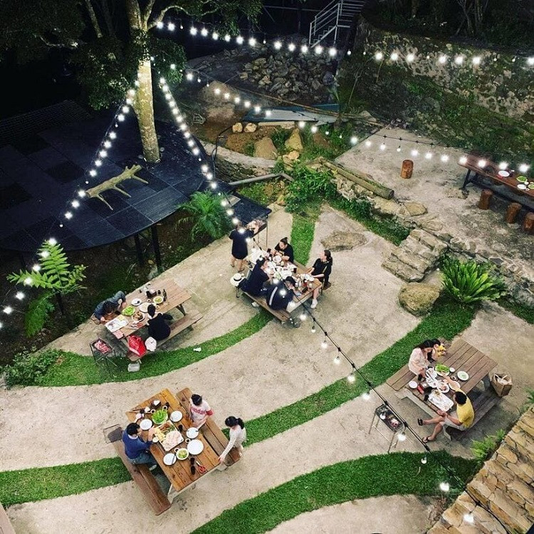 Khu vực sân vườn BBQ để tổ chức tiệc ngoài trời